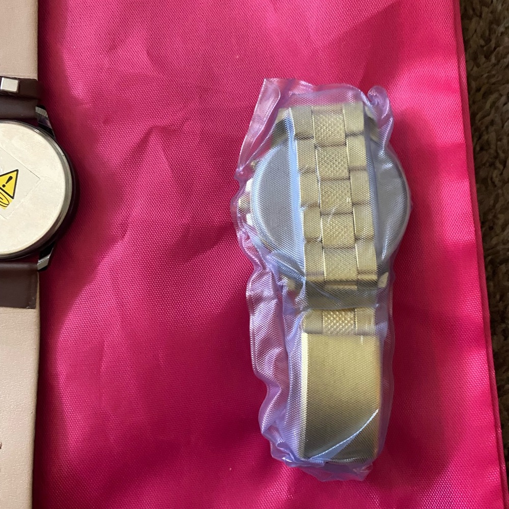 Set of Four Stylish Watches with Pink Bag - Picture 4 of 8